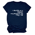 Détail du t-shirt bleu marine à col rond avec le slogan blanc I identify as a threat - Bleu Marine (Police Blanche)