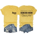 Détail de l'imprimé Senior Mom Class of 2026 sur le t-shirt jaune avec short en jean - Jaune (Police Noire)
