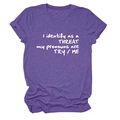 Détail d'un t-shirt violet à col rond avec impression de texte blanc dans un style décontracté - Violet (Police Blanche)