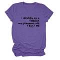 Détail d'un t-shirt violet chiné avec impression du slogan 'I identify as a threat' - Violet (Police Noire)