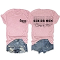 T-shirt rose Senior Mom Class of 2026 avec texte de remise de diplôme et short en jean - Rose (Texte Noir)