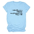 T-shirt bleu clair à col rond avec graphique I Identify As A Threat et revers aux manches - Bleu Clair (Police Noire)