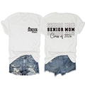 Vue détaillée à plat de l'ensemble t-shirt Senior Mom 2026 et short en jean usé - Blanc (Police Noire)