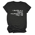 Détail d'un t-shirt gris foncé avec slogan blanc 'I identify as a THREAT' imprimé - Noir Chiné (Police Blanche)