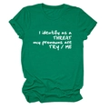 Détail du t-shirt en coton vert montrant les revers de manches et l'imprimé graphique blanc - Vert Foncé (Police Blanche)