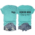 Vues détaillées avant et arrière du t-shirt Senior Mom Class of 2026 en mélange de coton - Bleu Eau Profonde (Police Noire)