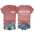 T-shirts rouges Class of 2026 Senior Mom et shorts en jean posés à plat - Or Rose (Police Blanche)