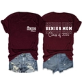 Détail du t-shirt bordeaux avec imprimé Senior Mom 2026 et short en jean - Rouge Vin (Police Blanche)