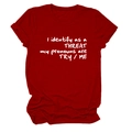 Détail à plat d'un t-shirt bordeaux à col rond avec un design de texte blanc manuscrit - Rouge (Police Blanche)