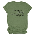 Détails de la texture du tissu et de l'imprimé du t-shirt vert à col rond avec texte - Vert Olive (Police Noire)