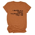 Gros plan du t-shirt marron caramel avec slogan I identify as a threat imprimé - Orange Brûlé (Police Noire)