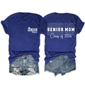 Vue avant et arrière du t-shirt Senior Mom 2026 bleu marine avec short en jean - Bleu Vintage (Police Blanche)