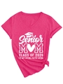 Detail of V-neck fuchsia t-shirt with Senior Mom 2026 print and stylish knotted hem - Rose Red (White Font)