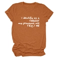 Détail du t-shirt orange brique avec le texte imprimé I identify as a THREAT - Orange Brûlé (Police Blanche)