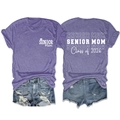 Détail du t-shirt violet Senior Mom 2026 avec short en jean bleu délavé pour femmes - Violet (Police Blanche)
