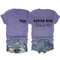 Détail de t-shirts violets Senior Mom 2026 avec des shorts en jean bleu - Violet (Police Noire)