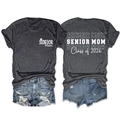 Détail recto verso du T-shirt gris Senior Mom 2026 avec impression blanche et col rond - Gris Chiné (Police Blanche)