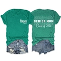 Vues avant et arrière du t-shirt vert Senior Mom Class of 2026 avec sérigraphie blanche - Vert Foncé (Police Blanche)