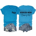 Détail du t-shirt bleu Senior Mom 2026 avec imprimé de remise des diplômes et chapeau - Bleu Lac (Police Noire)