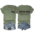 Vue avant et arrière du t-shirt olive Senior Mom Class of 2026 pour la remise des diplômes - Vert Olive (Police Noire)