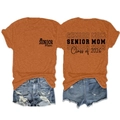 Détails avant et arrière du t-shirt orange Senior Mom Class of 2026 avec un short - Orange Brûlé (Police Noire)
