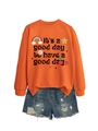Tenue à plat d'un sweat orange avec texte imprimé et short en jean bleu délavé - Sweat-shirt Orange (Graphique Texte Noir)