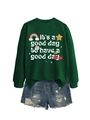 Détail du sweat vert foncé avec imprimé arc-en-ciel et ensemble short en jean déchiré - Sweat-shirt Vert Foncé (Texte Blanc)