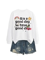 Détail du sweat-shirt blanc avec imprimé arc-en-ciel et short en jean bleu délavé - Sweat-shirt Blanc (Texte Noir)
