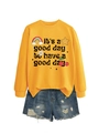 Mise à plat d'un sweat jaune avec texte motivant, motifs arc-en-ciel et short en jean - Sweat-shirt Jaune (Texte Noir)