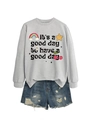 Détail du sweat-shirt gris avec illustrations colorées et short en jean vieilli - Sweat-shirt Gris (Texte Noir)