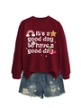 Mise à plat du sweat bordeaux à manches longues avec slogan blanc et short en jean - Sweat-shirt Bordeaux (Texte Blanc)