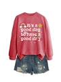 Mise à plat d'un sweat rouge à manches longues avec arc-en-ciel et short en jean usé - Sweat-shirt Rouge (Texte Blanc)