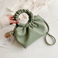 Borsa a mano a nuvola plissettata verde chiaro in ecopelle con tracolla e finiture dorate - Verde