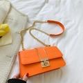 Petit sac orange en cuir gaufré crocodile avec fermoir doré et bandoulière chaîne - Orange