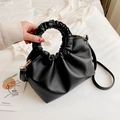 Borsa a mano in pelle arricciata nera con manico scrunchie e tracolla regolabile - Nero