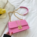 Kleine quadratische Umhängetasche in Rosa mit Krokoprägung und goldener Kette - Rosa