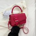 Handtasche aus Kunstleder mit Krokoprägung in Rosarot mit rosa Schnalle und Goldakzenten - Rosarot