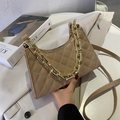 Borsa a tracolla beige trapuntata con catena dorata e cinturino in pelle raffinata - Cachi