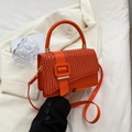 Leuchtend orangefarbene Handtasche mit Krokodilprägung und großer quadratischer Schnalle - Orange