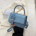 Hellblaue Damen Handtasche mit Krokodilprägung, goldenen Beschlägen und Griff - Blau