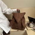 Mochila de ante marrón con orejas de conejo y cordón en escalera de madera - Marrón