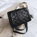 Borsa a tracolla trapuntata nera con catena dorata e chiusura a girello in metallo - Nero