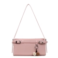 Bolso de hombro rosa con correas decorativas y colgante de pompón de piel sintética - Rosa