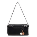 Bolso bajo el brazo retro negro con hebilla plateada y pompones sobre fondo blanco - Negro