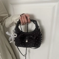 Bolso de mano plisado negro de moda con dijes de perlas y un lazo de encaje - Negro con colgante de pañuelo de seda y perlas