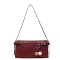 Bolso de hombro en cuero burdeos con correas de hebilla y adornos de pompones suaves - Burdeos