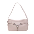 Borsa a spalla rosa stile baguette con ciondolo a cuore argentato e catena decorativa - 27x6x15cm / Rosa