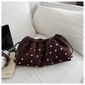 Detalle de bolso de gamuza marrón vintage con cordón y tachuelas doradas decorativas - Marrón