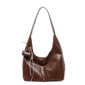Grande borsa tote in pelle cerata marrone scuro con ciondolo decorativo minimalista - Con Ciondolo / Marrone