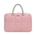 Borsa a tracolla trapuntata rosa con manici grigi e texture in nylon impermeabile su bianco - Grande / Rosa